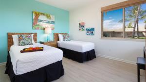 een kamer met twee bedden en een raam bij ORCHID VILLA Inviting Fairways 3BR with Bikes and Private Beach Club in Waikoloa +46 foto's