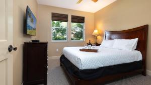 Postel nebo postele na pokoji v ubytování BY THE SEA VILLA Cheerful 3BR Halii Kai Home with Golf and Ocean Views