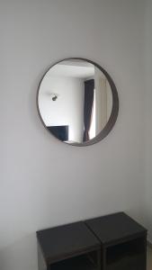 フレイザーズ・ヒルにあるComfyHome A3-5-6 5th Flr Mountaon viewの黒いテーブルの上の白い壁に鏡がかかっている