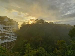 フレイザーズ・ヒルにあるComfyHome A3-5-6 5th Flr Mountaon viewの夕日を背景にした建物の眺め