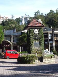 フレイザーズ・ヒルにあるComfyHome A3-5-6 5th Flr Mountaon viewの上に時計がある建物