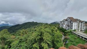 フレイザーズ・ヒルにあるComfyHome A3-5-6 5th Flr Mountaon viewの山頂のアパートメント +11枚の写真