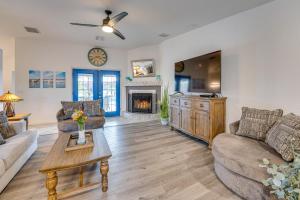 Posezení v ubytování Pool, Spa and Mtn Views Lake Havasu City Home