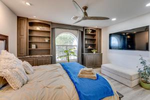 Postel nebo postele na pokoji v ubytování Pool, Spa and Mtn Views Lake Havasu City Home + 30 fotografií