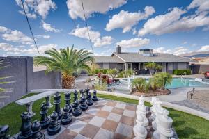 Bazén v ubytování Pool, Spa and Mtn Views Lake Havasu City Home nebo v jeho okolí