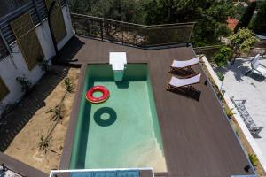 uma vista aérea de uma piscina com um frisbee vermelho em Trithea Villa em Vlachata