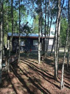 ビジャリカにあるCabaña el Encantoの木々の小屋