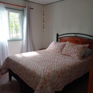 ビジャリカにあるCabaña el Encantoのベッドと窓のある寝室