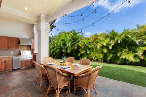 a kitchen and dining room with a table and chairs at PiH: Aloha Palms~ Fully Detached Home Beach Gear Bikes in Waikoloa
