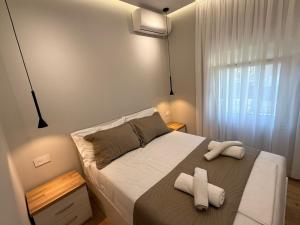 um quarto com uma cama com duas toalhas em TheCozy Home Tirana em Sauk