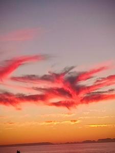 Η ανατολή ή δύση του ηλίου όπως φαίνεται από αυτό το διαμέρισμα ή από εκεί κοντά