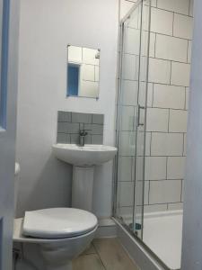 セント・ヘレンズにあるWestfield Streetのトイレ、洗面台、シャワー付きのバスルーム