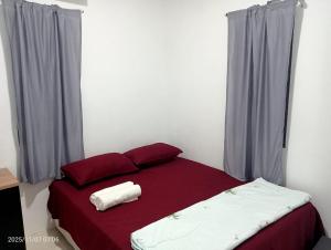 Un pat sau paturi într-o cameră la Homestay Atok 1 Mus'lim Only