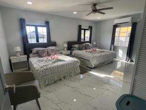 Postel nebo postele na pokoji v ubytování Happy Dolphin Villa + 21 fotografií