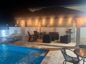 Bazén v ubytování Happy Dolphin Villa nebo v jeho okolí