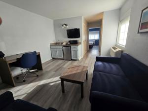 Kuchyň nebo kuchyňský kout v ubytování Quality Inn & Suites Tulare