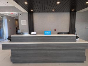 ラスベガスにあるヒルトン ガーデン イン ラスベガス ストリップ サウスの建物内の受付のあるロビー +28枚の写真