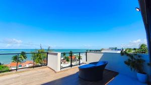a balcony with a view of the ocean at Maré Alta Beach Hall - Praia de Tamandaré in Praia dos Carneiros +15 photos