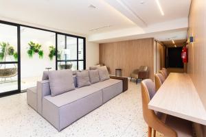 a living room with a couch and chairs at Studios Sampa - Vila Buarque - Santa Casa in São Paulo