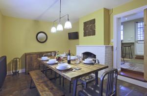 4 Lambseth Street في Eye: غرفة طعام مع طاولة ومدفأة +3 صور