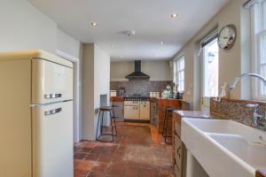 4 Lambseth Street في Eye: مطبخ كبير مع حوض وثلاجة