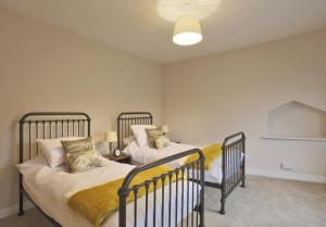 4 Lambseth Street في Eye: سريرين توأم في غرفة مع