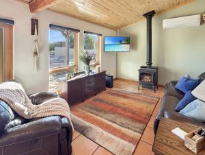 Χώρος καθιστικού στο Whispering Deer Retreat home