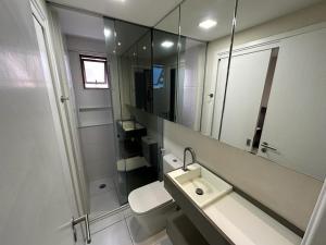 Ένα μπάνιο στο Apartamentos 250m da Orla -Edifício Nugali- Castelo B Temporada +183 φωτογραφίες