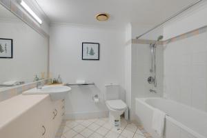 Un baño blanco con lavabo e inodoro. en Stylish Studio Escape in the Heart of the GC, en Gold Coast 25 fotos más