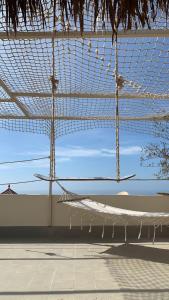 una hamaca colgando de una red en la azotea de un edificio en The FlowHost, en Tamraght Ouzdar