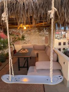 un columpio en el porche con sofá y mesa en The FlowHost, en Tamraght Ouzdar 49 fotos más