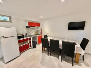 Η κουζίνα ή μικρή κουζίνα στο Logement en souplexe indépendant dans une propriété