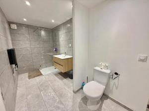 Ένα μπάνιο στο Logement en souplexe indépendant dans une propriété