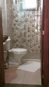 a bathroom with a toilet and a shower at Xixo Casa do Vale Descanso e Natureza Em Gramado in Gramado