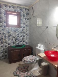 a bathroom with a red sink and a toilet at Xixo Casa do Vale Descanso e Natureza Em Gramado in Gramado +39 photos