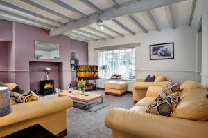 a living room with couches and a fireplace at Cozy 3bed Cottage near Harrogate & Yorkshire Dales in Darley