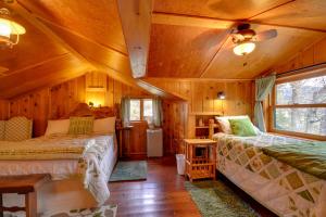 Voodi või voodid majutusasutuse Honeys Cabin in McLeod Fish, Hike and Views! toas