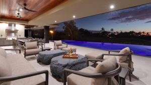 een buitenwoonkamer met een groot raam met een zwembad bij ❤PiH❤ Hawaiian Elegance Short walk to best beaches Heated Lap Pool Spa in Waimea