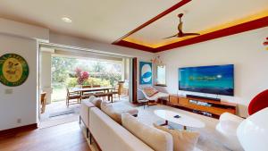 TV a/nebo společenská místnost v ubytování ❤PiH❤ Aloha Joes Ohana Close to Beaches and Restaurants