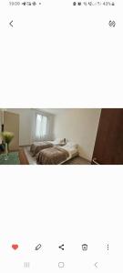 two beds in a room with a mirror at La dimora di Gabi in Venice +2 photos