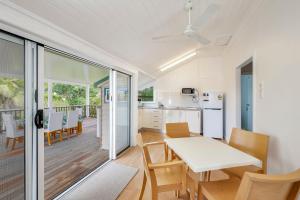 Una cocina y un comedor con mesa y sillas. en 55 See Street Bargara, en Bargara