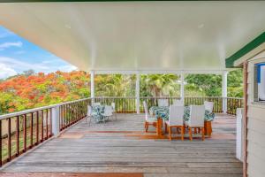 una gran terraza con sillas y mesas. en 55 See Street Bargara, en Bargara