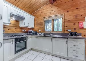 Kuchyň nebo kuchyňský kout v ubytování Quarry Walk Lodges