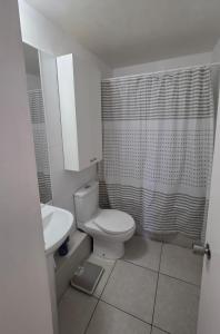 Ένα μπάνιο στο Modern apartment with a wide view