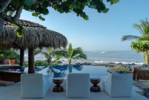 ein Resort mit Pool und Meer in der Unterkunft Casa Manzanillo - Jungle Room - Full Ocean View Room at Exceptional Beach Front Location in Troncones + 15 Fotos