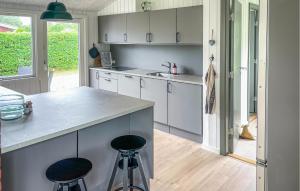 Η κουζίνα ή μικρή κουζίνα στο 3 Bedroom Nice Home In Tarm