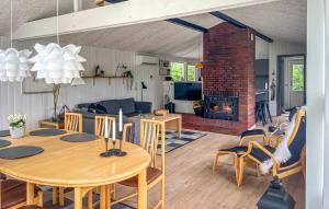 Χώρος καθιστικού στο 3 Bedroom Nice Home In Tarm