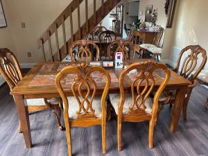 Posezení v ubytování WOW!! Ultimate Pocono Retreat, Hot Tub, Game Room, Deck, Lakes, Skiing, Pools