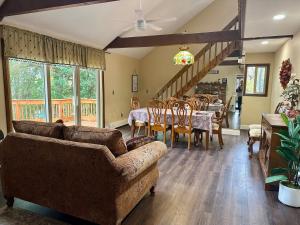 Posezení v ubytování WOW!! Ultimate Pocono Retreat, Hot Tub, Game Room, Deck, Lakes, Skiing, Pools