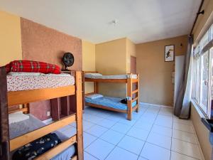Rúm í herbergi á Hostel Pantanal Em Florianópolis
